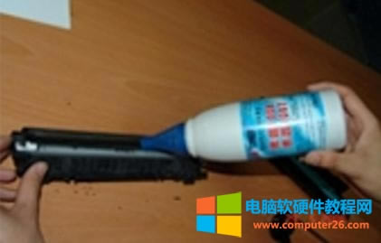把瓶子里的碳粉搖均一下倒入粉倉(cāng)里!
